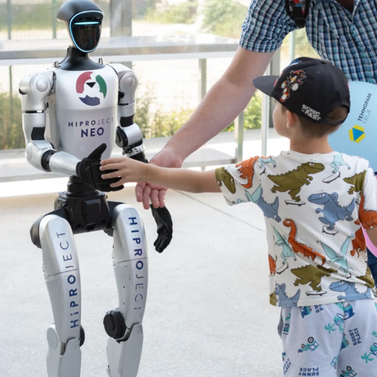 Otrok se rokuje s humanoidnim robotom HIPROJECT NEO