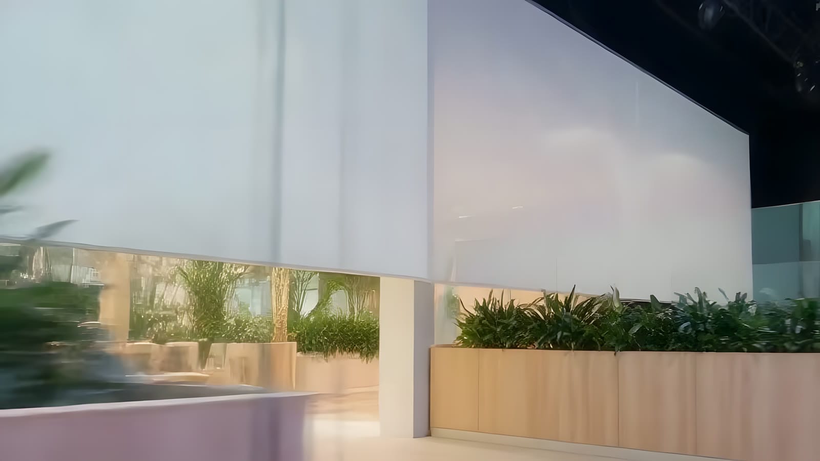 Svetel wellness prostor s steklom in zelenjem