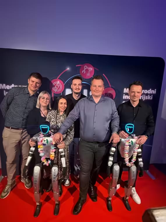 Ekipa HIPROJECT z dvema robotoma NEO na Mednarodnem industrijskem sejmu