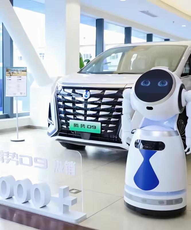 Robot Cruzr pred avtomobilom v salonu