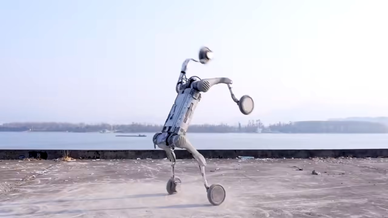 Robot B2-W se ob obali vzpne na zadnji kolesi in prepelje čez ležeči hlod