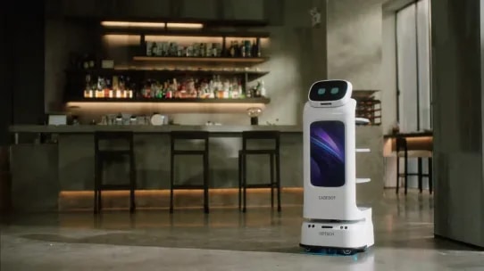 Robot CADEBOT pred barom v restavraciji