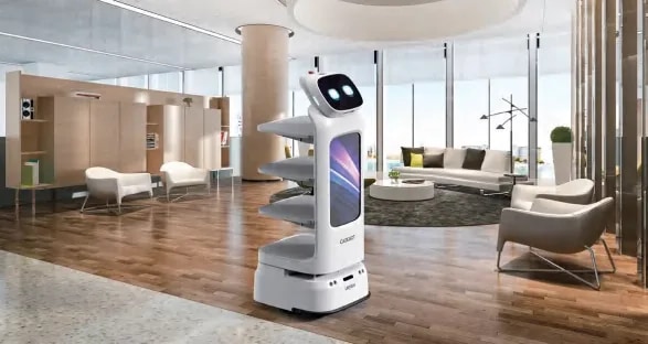 Robot CADEBOT v hotelski avli