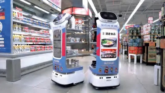 Dva robota CADEBOT v trgovini z živili