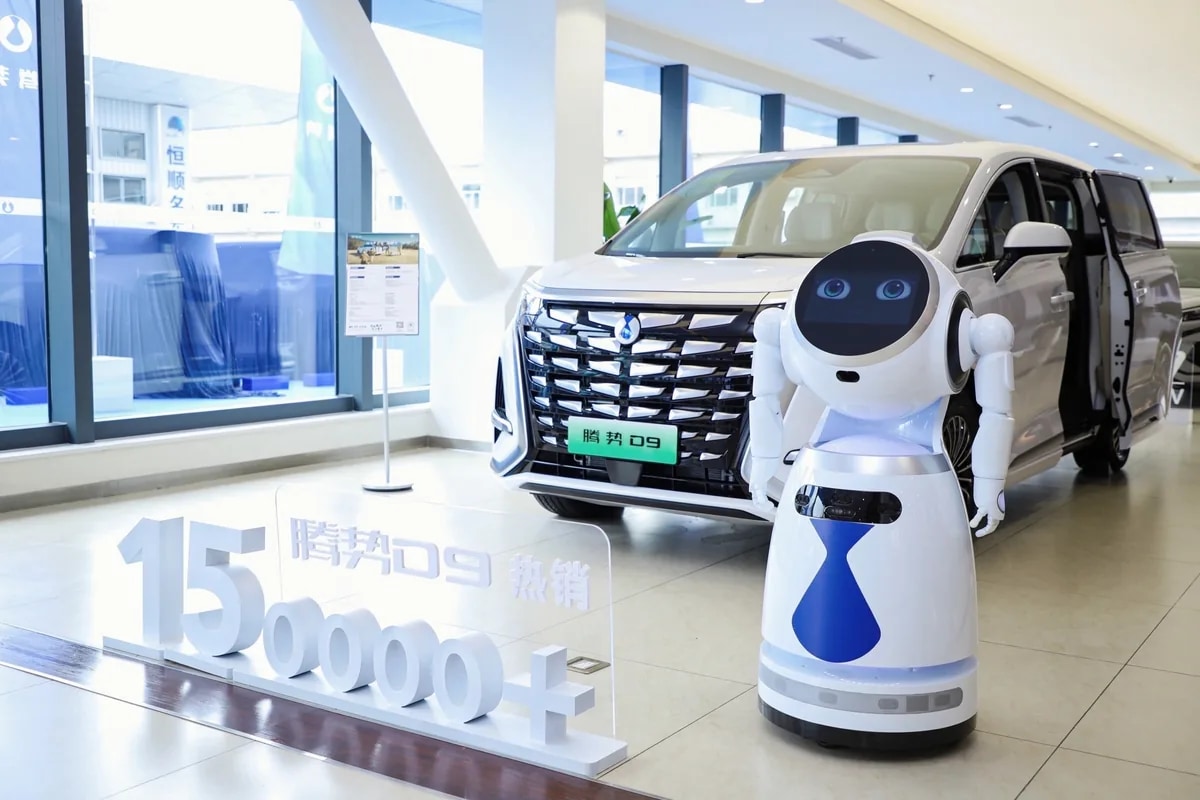 Robot Cruzr med razstavljenimi vozili