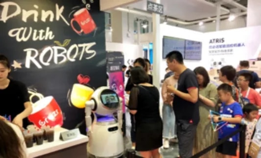 Družina se ustavi pri robotu Cruzr na stojnici