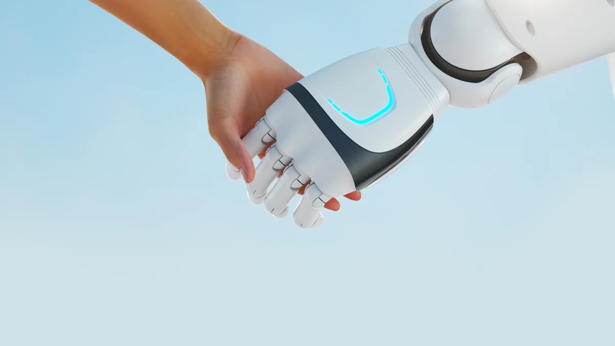 Robotska in človeška roka se stikata