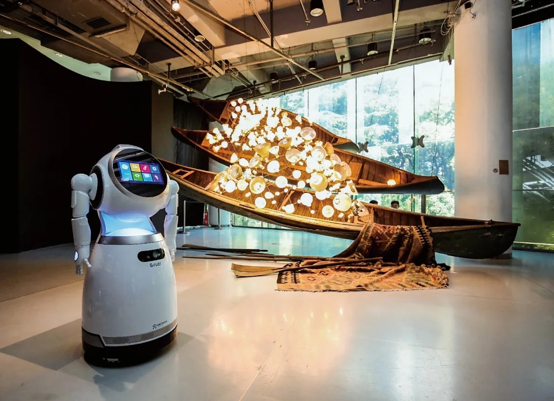 Robot Cruzr kot vodnik pred razstavnim eksponatom