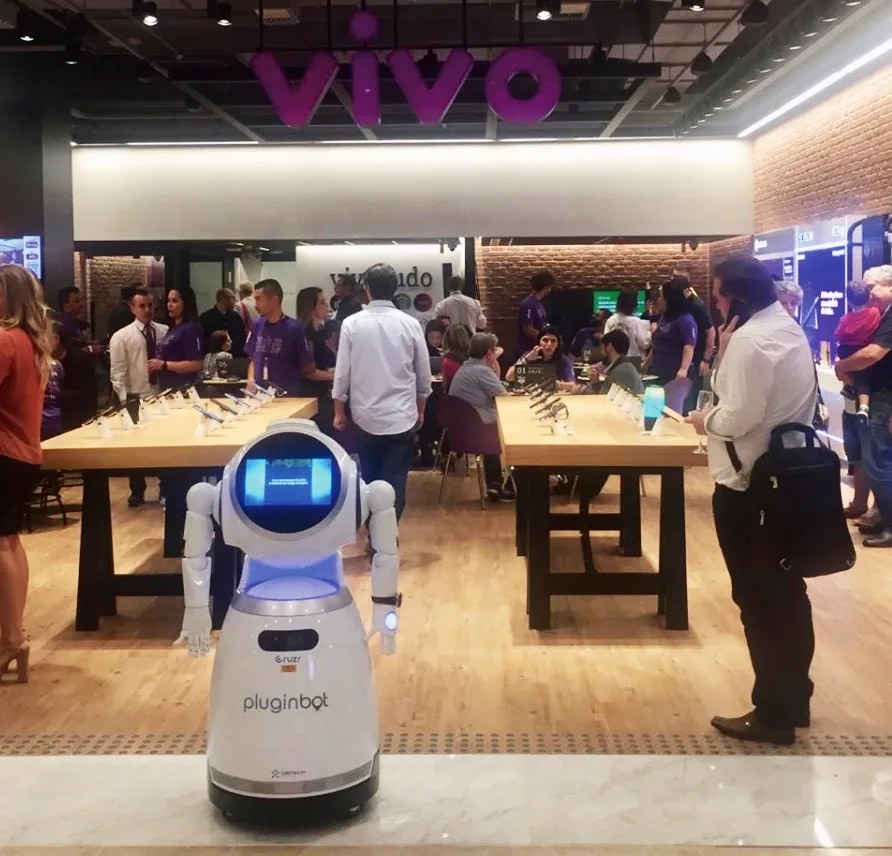Robot Cruzr v trgovini s telefoni med obiskovalci