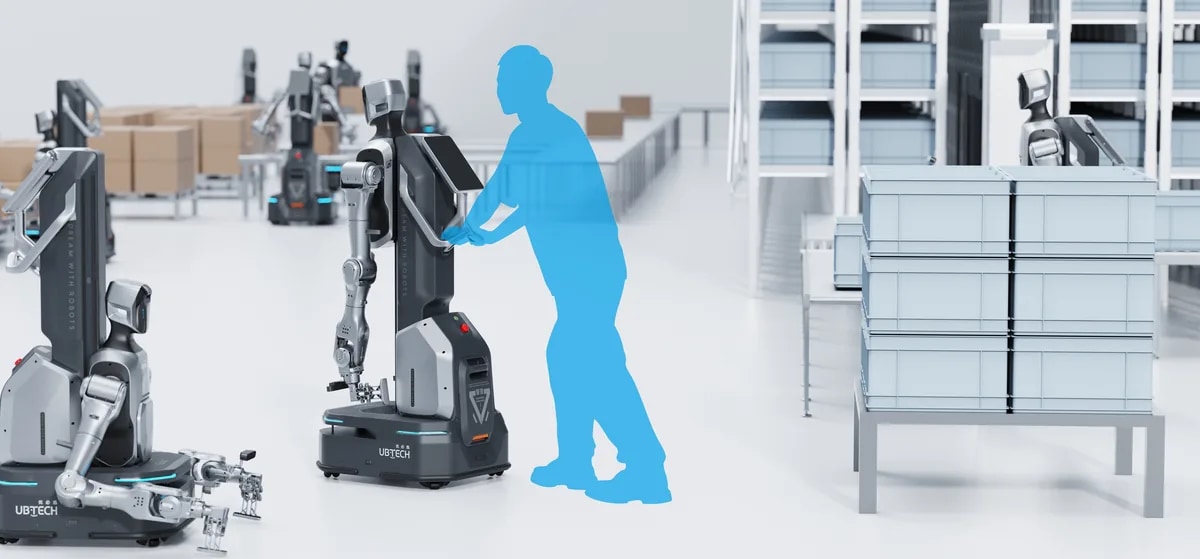 Delavec ob robotu Cruzr Y1 med delom