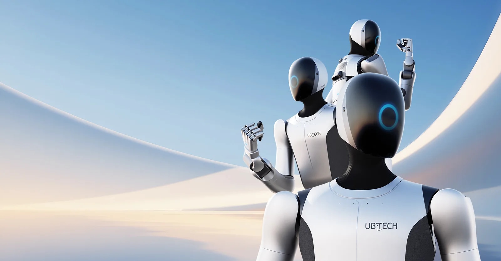 Trije humanoidni roboti Walker S2 pod jasnim nebom.