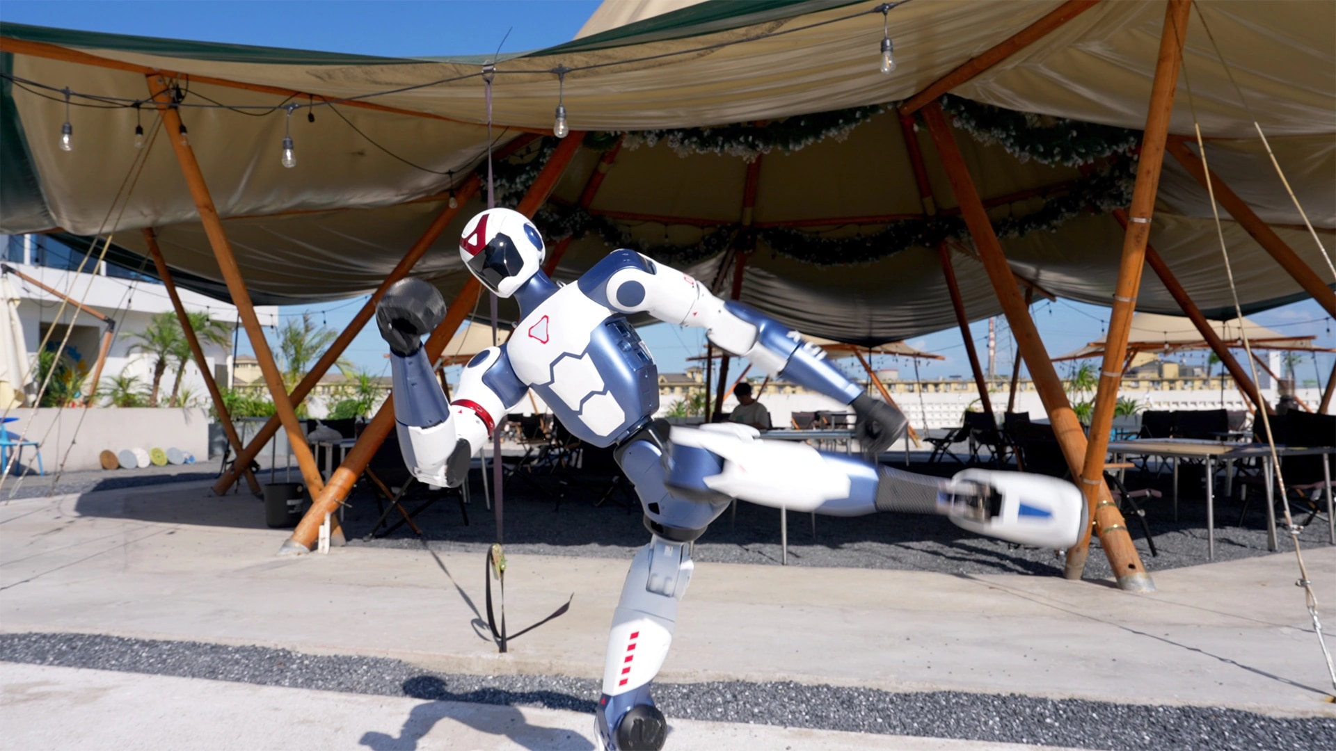 Robot R1 vadi udarce pod šotorom