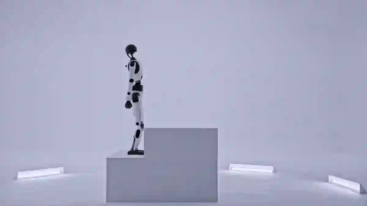 Robot Walker Tienkung DEX stoji na podstavku v beli dvorani