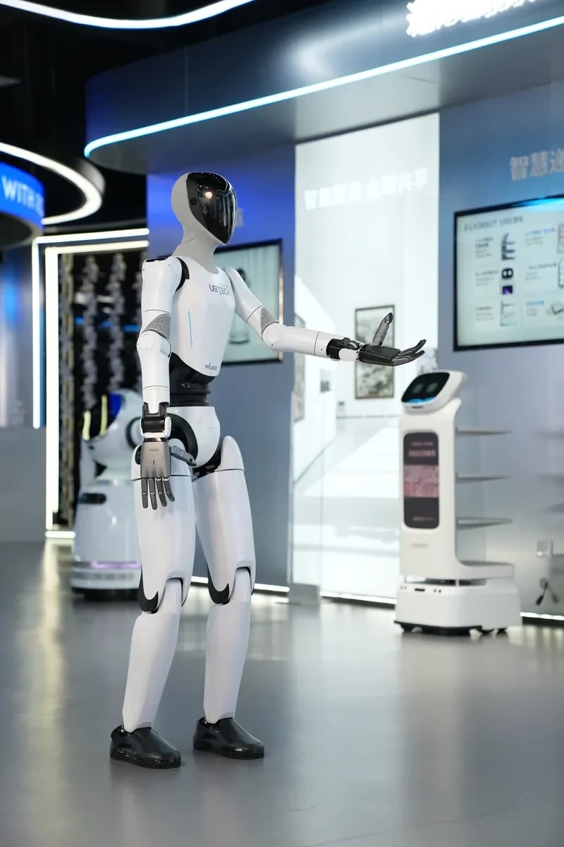 Robot Walker C1 za pultom sprejemnice